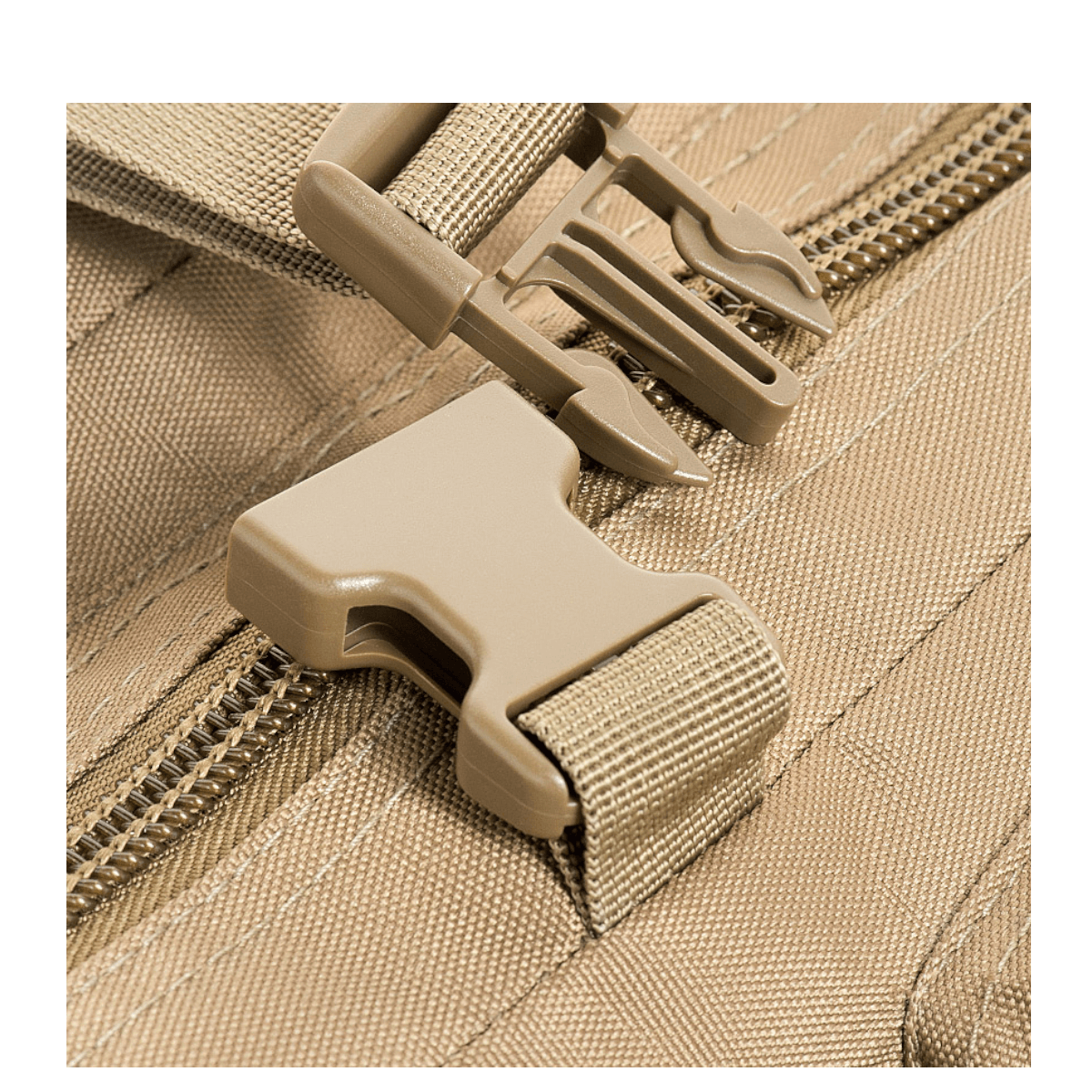 M-Tac Assault Pack med MOLLE-system og lynlåsdetaljer, byrygsæk til korte vandreture, beige materiale med klikspænde, robust design