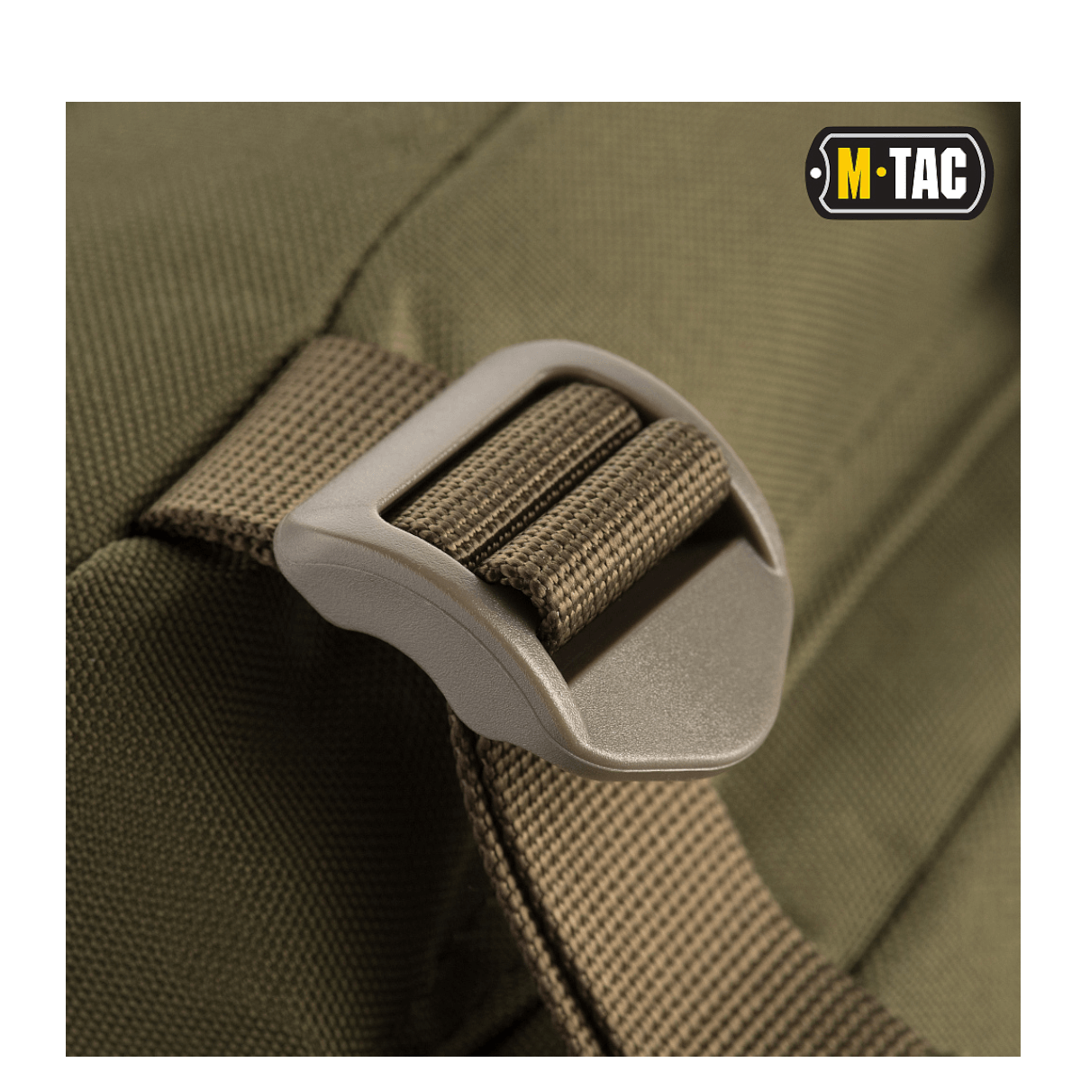 Nærbillede af M-Tac Assault Pack med justerbar skulderrem og MOLLE-fastgørelsessystem i olivengrøn farve.