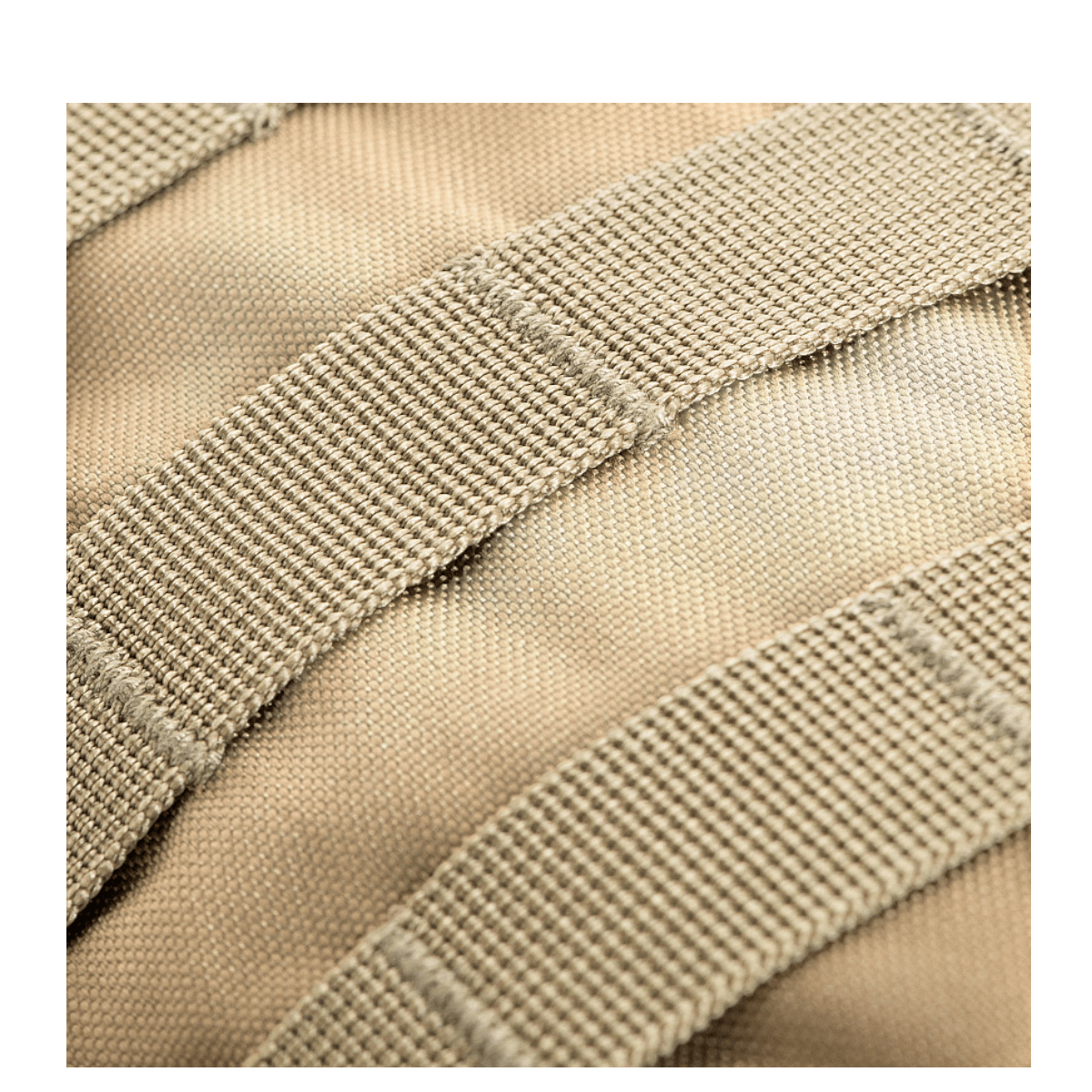 M-Tac Assault Pack med MOLLE-fastgørelsessystem, close-up af stropper. Perfekt til byrygsæk eller korte vandreture. Beige stof.