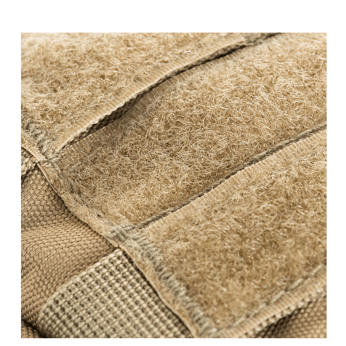 M-Tac Assault Pack nærbillede af MOLLE-fastgørelsessystemet, detaljeret billede af beige materiale, ideel til bybrug og vandreture