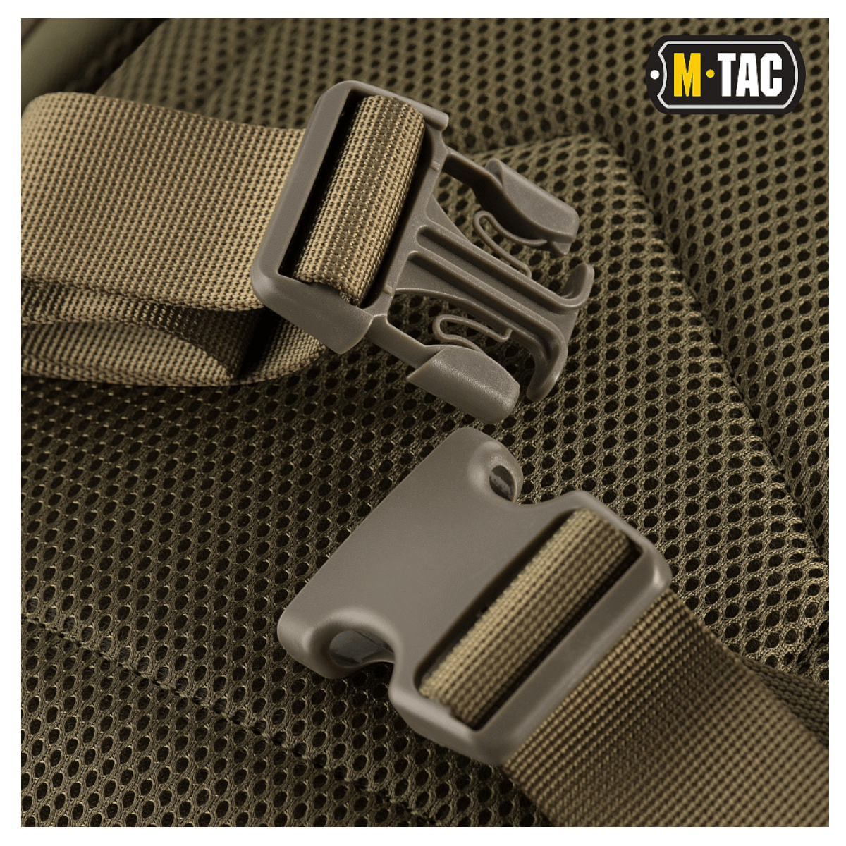 Justerbare skulderremme på M-Tac Assault Pack med MOLLE-system, ideel til byvandring og korte ture, giver komfort og støtte.