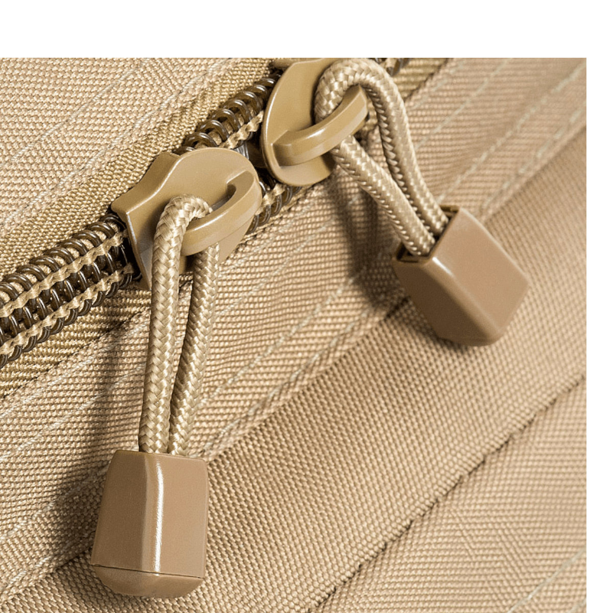 Nærbillede af lynlåsdetalje på M-Tac Assault Pack, viser slidstærk konstruktion og høj kvalitet til bybrug eller korte vandreture.