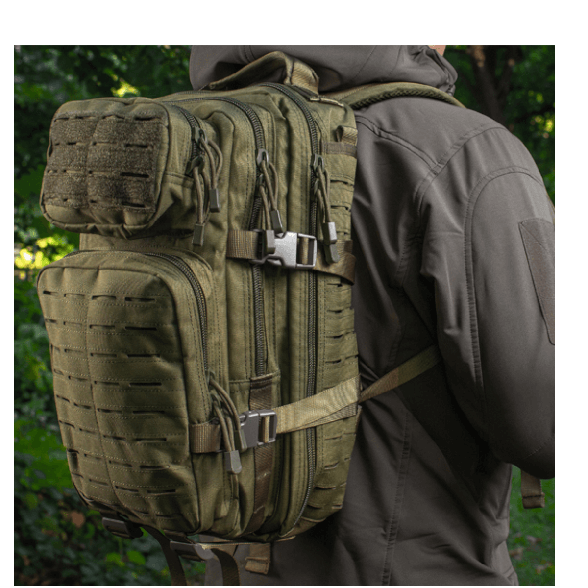 M-Tac Large Assault Pack Rygsæk Laser Cut med polstrede skulderstropper vist fra siden i naturlig udendørs omgivelser