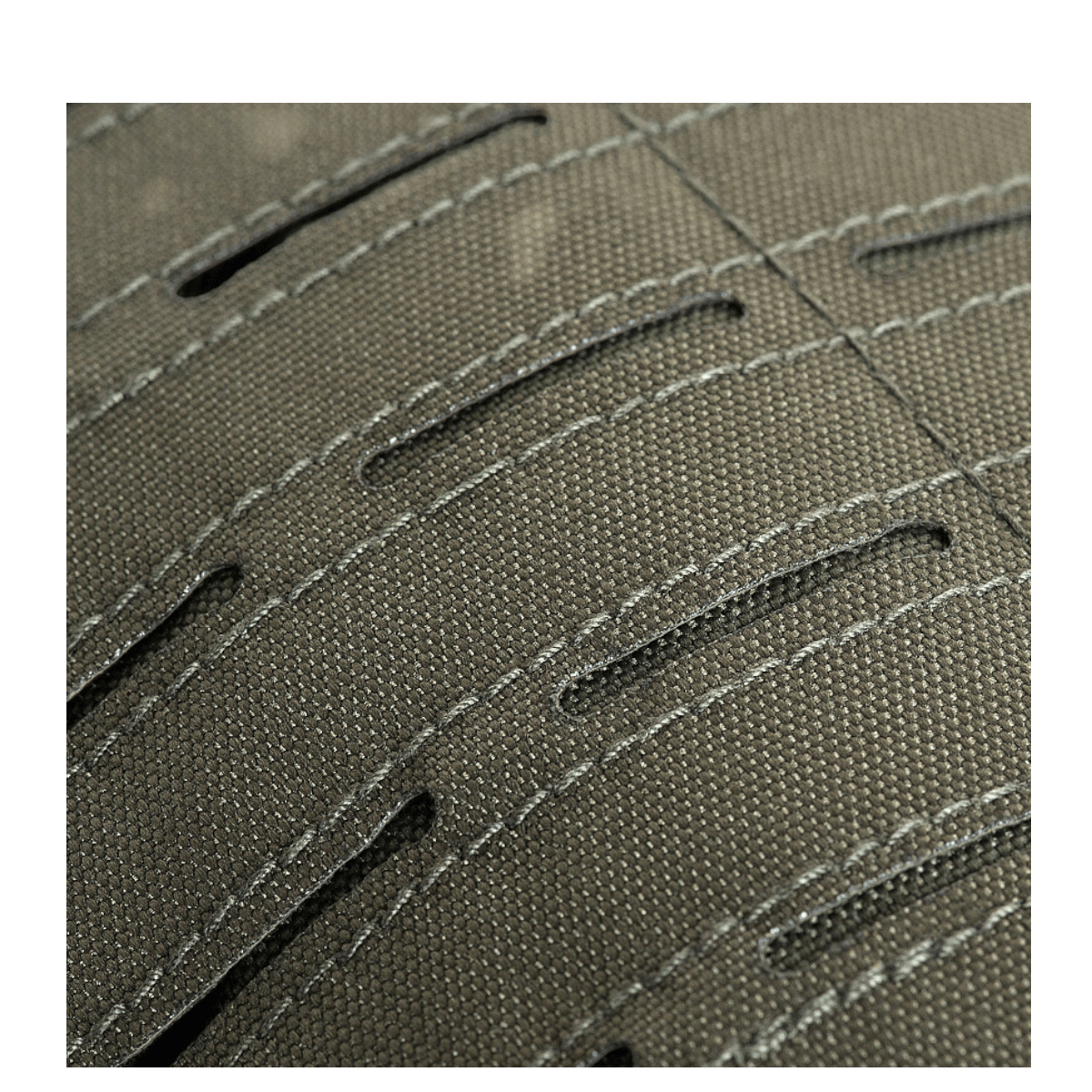 Nærbillede af M-Tac Large Assault Pack Rygsæk Laser Cut med MOLLE-fastgørelsessystem og ventilationskonstruktion.