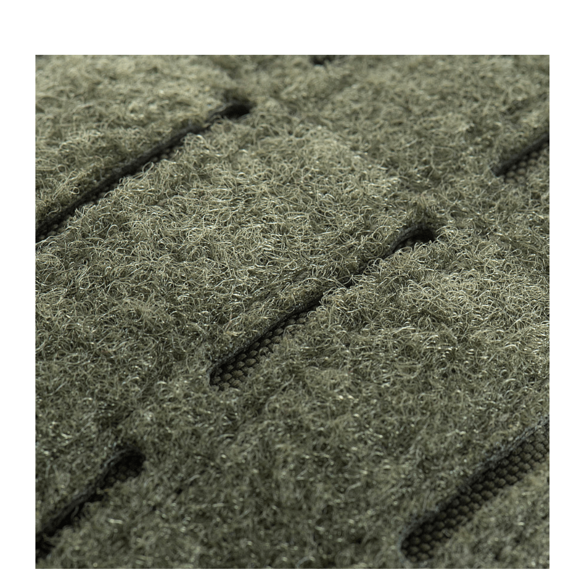 Detalje af M-Tac Large Assault Pack Rygsæk Laser Cut's laser cut design og stofstruktur med MOLLE-system til modulære lommer.