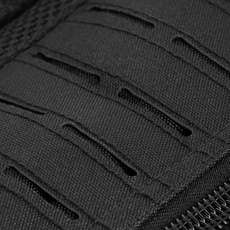 Nærbillede af MOLLE-systemet på M-Tac Assault Pack Laser Cut, en robust rygsæk til udendørs brug med ekstra udstyrsmuligheder.