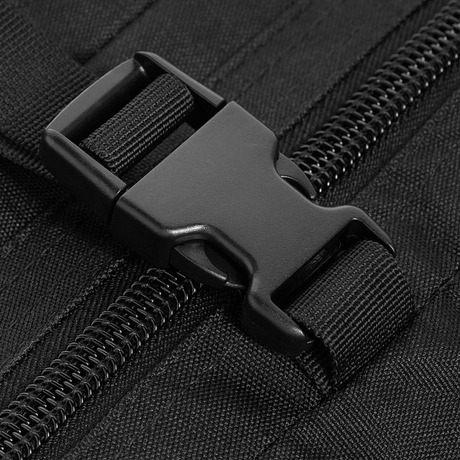 Nærbillede af lynlåsstrop på M-Tac Assault Pack Laser Cut, robust stof og spænder, essensen af holdbarhed og funktionalitet.