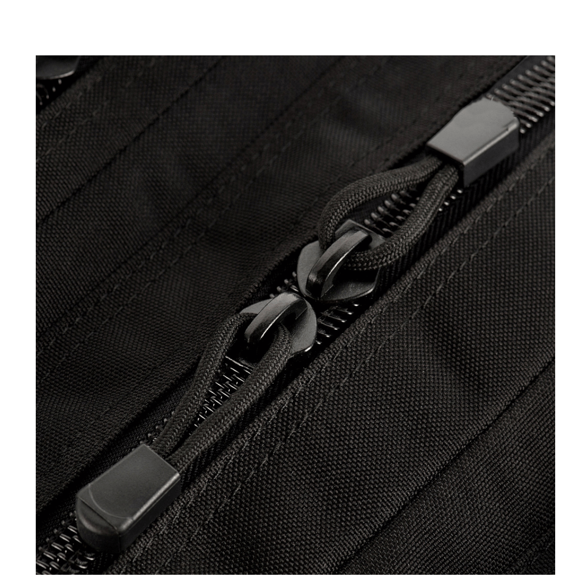 Nærbillede af lynlås på M-Tac Large Assault Pack Rygsæk, der viser holdbar konstruktion og høj kvalitet