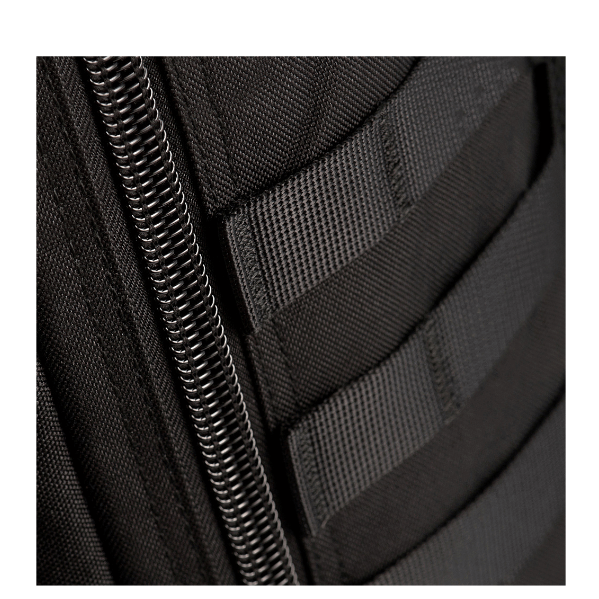 Detalje af M-Tac Large Assault Pack Rygsæk med lynlås og MOLLE-system i sort stof.