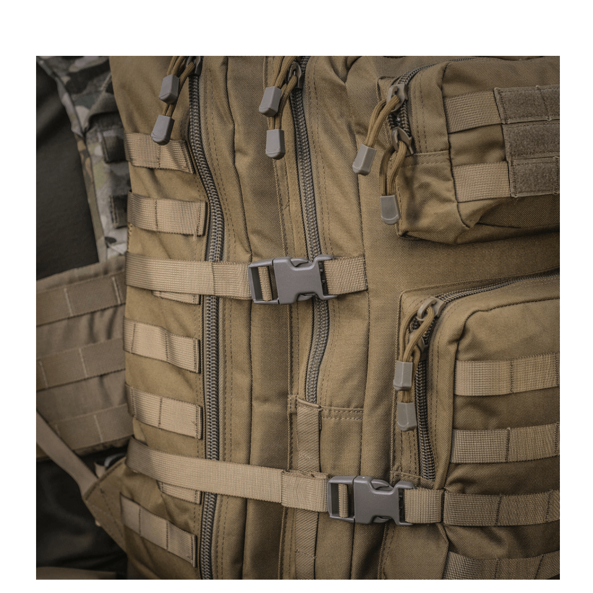 M-Tac Large Assault Pack Rygsæk med MOLLE-system, polstrede skulderremme og flere lynlåslommer.