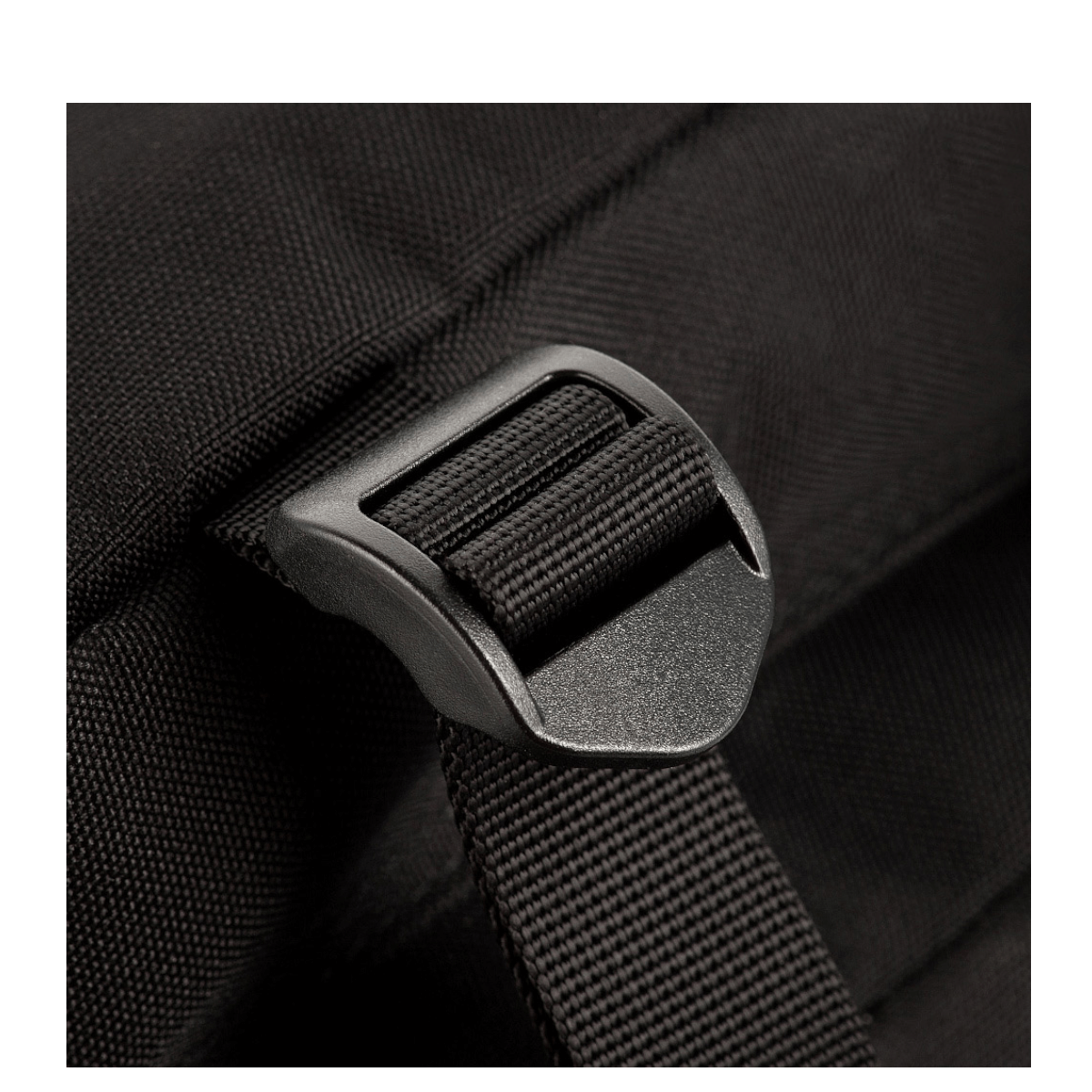 M-Tac Large Assault Pack Rygsæk med justerbar strop og robust spænde, designet til komfort og multifunktionel brug.