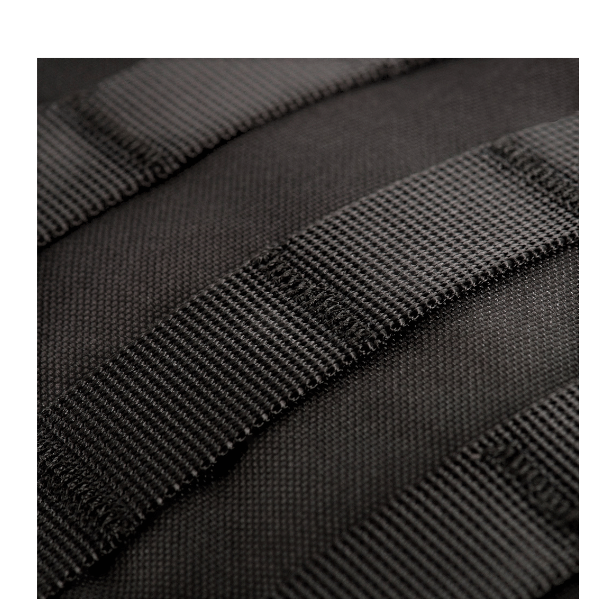 Detaljer af MOLLE-system på M-Tac Large Assault Pack Rygsæk i sort materiale