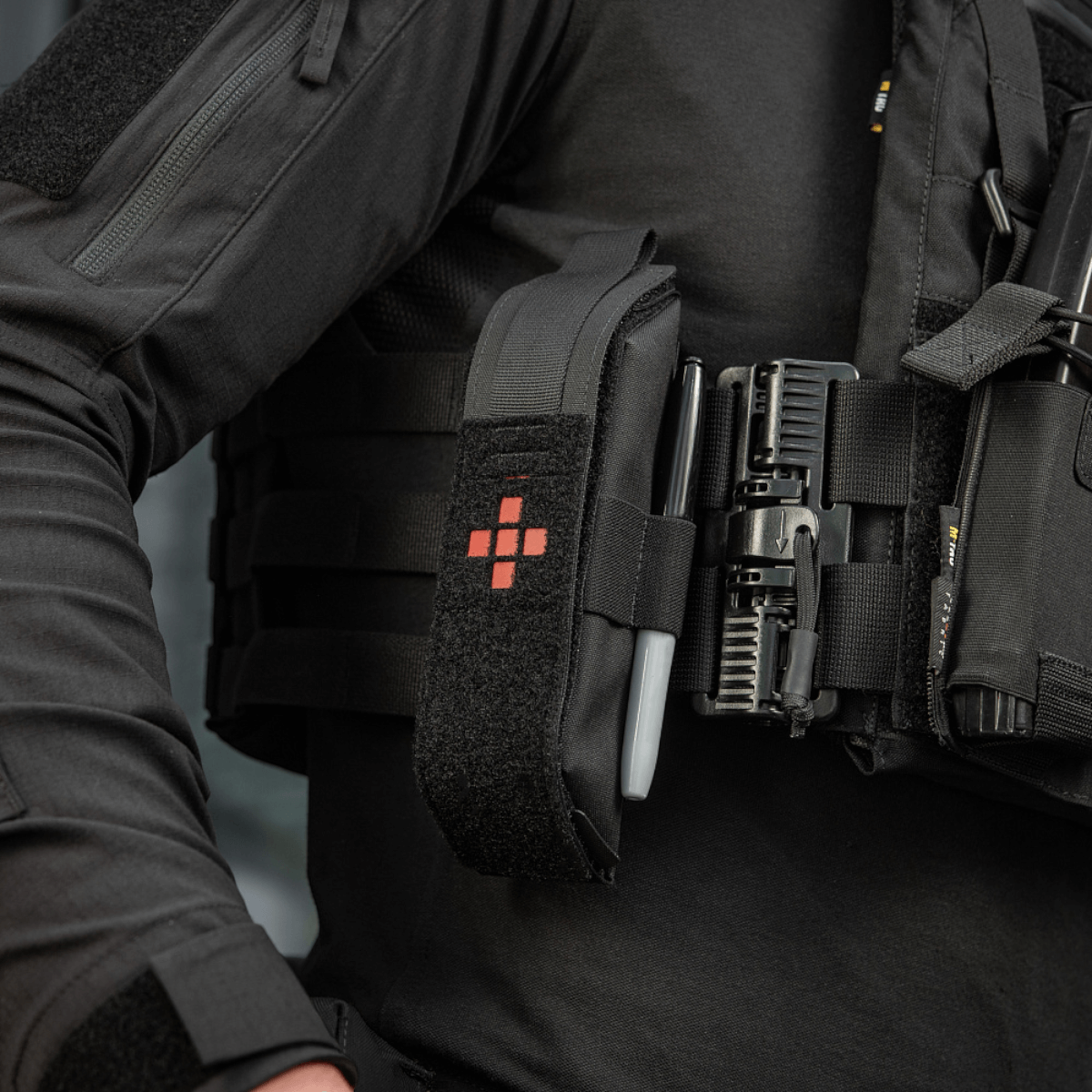 M-Tac Lomme til Tourniquet Closed monteret på taktisk vest til førstehjælp i nødsituationer, lukket design for beskyttelse.
