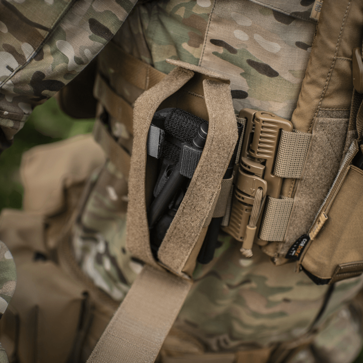 M-Tac Lomme til Tourniquet Closed, camouflaged design, fastgjort til militærudstyr for sikkerhed og effektivitet i nødsituationer