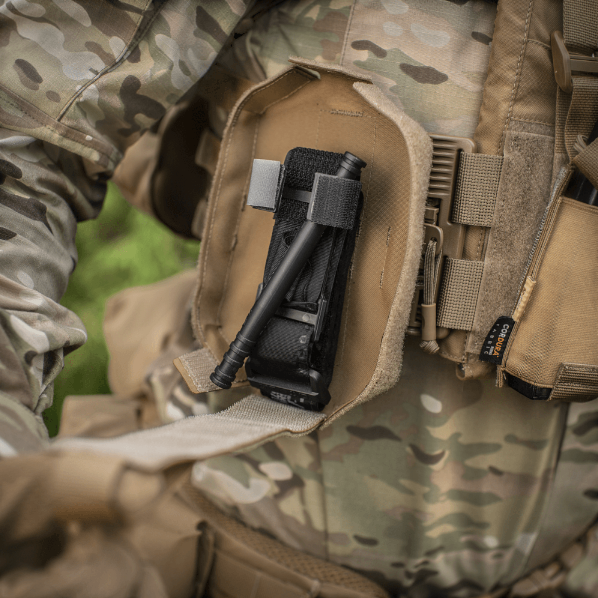 M-Tac Lomme til Tourniquet Closed fastgjort til militæruniform for optimal førstehjælpstilgængelighed