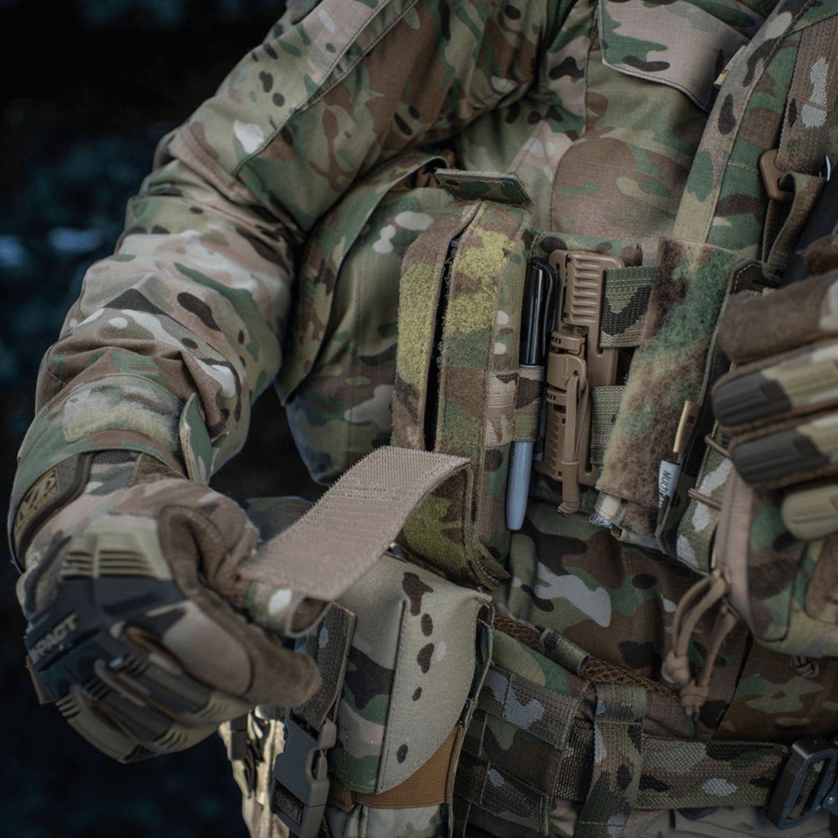 Soldat i camouflagetøj med M-Tac Lomme til Tourniquet Closed under militæroperationer