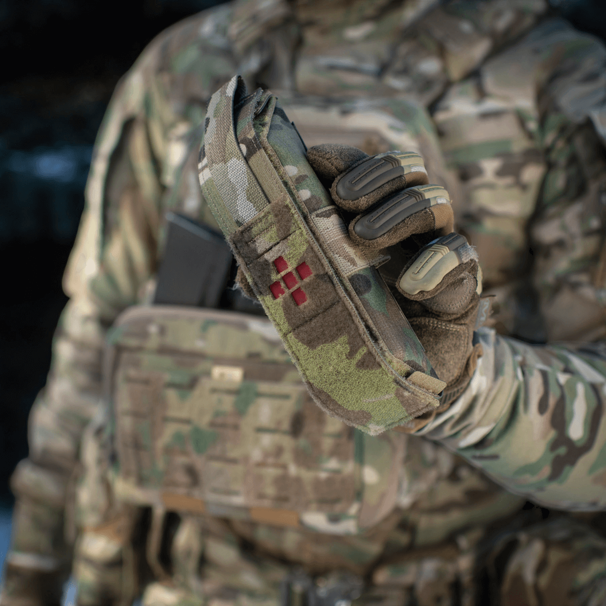 M-Tac Lomme til Tourniquet Closed i brug af taktisk operatør til beskyttelse af tourniquet.