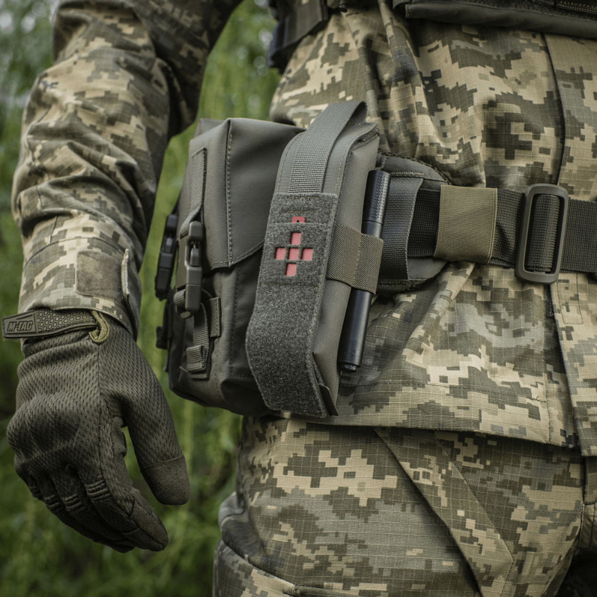M-Tac Lomme til Tourniquet Closed fastgjort til taktisk bælte under feltsituation