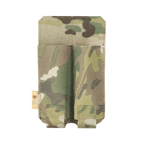 M‑Tac Double Magazine Pouch APS Laser Cut i kamouflagedesign för två magasin med MOLLE-fäste, tillverkad av robust Cordura-material.