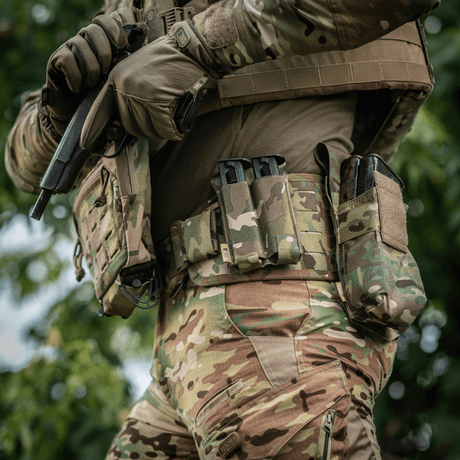 M‑Tac Double Magazine Pouch APS Laser Cut monterad på soldatens bälte med camouflage.