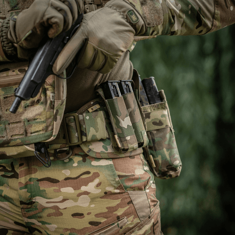 M-Tac Double Magazine Pouch APS Laser Cut i bruk på taktisk väst för snabb åtkomst till magasin, tillverkad av robust Cordura-material med MOLLE.