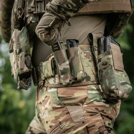 M‑Tac Double Magazine Pouch APS Laser Cut på soldat med camouflagedräkt, visar användarvänlighet och hållbarhet i fält.