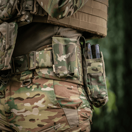 M‑Tac Double Magazine Pouch APS Laser Cut fäst vid ett taktiskt bälte med kamouflagedesign, visar robust Cordura-material och MOLLE-monterning.