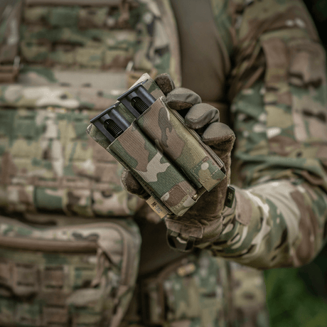 M‑Tac Double Magazine Pouch APS Laser Cut för fältbruk och snabb omladdning i militär miljö, monterad på MOLLE-utrustning.