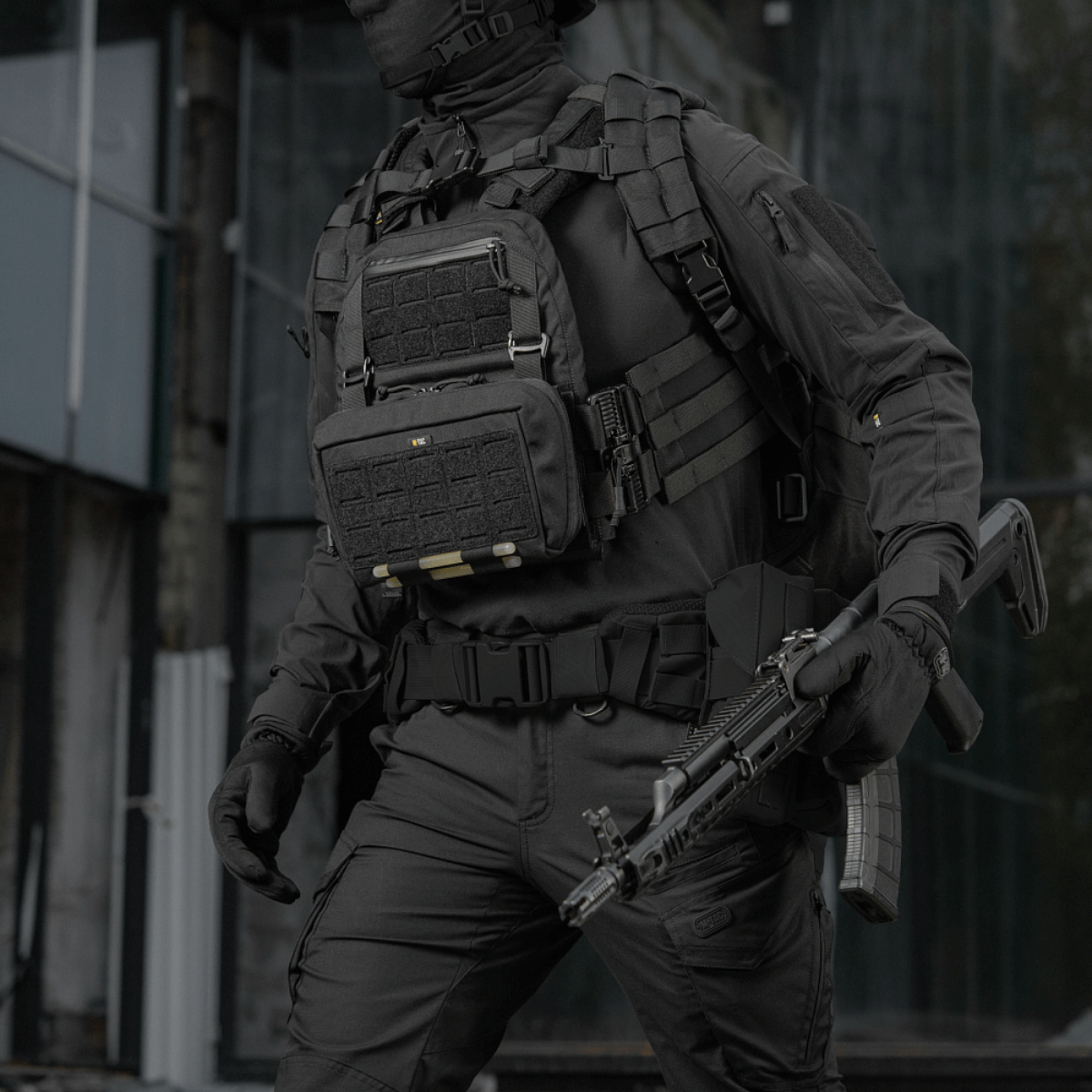 Taktisk udstyr med M-Tac Admin Pouch Large Elite på en soldat, ideel til opbevaring af værktøjer i hårdført Cordura materiale.