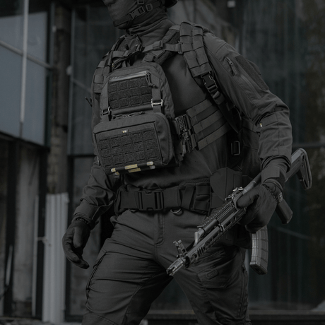 Taktisk operatör iklädd M-Tac Admin Pouch Large Elite, för förvaring av utrustning som dokument och ficklampa, tillverkad av Cordura 500D.