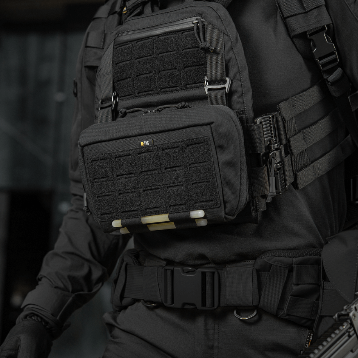 M-Tac Admin Pouch Large Elite i brug med taktisk udstyr på en sort uniform. Slidstærkt Cordura-materiale og velcro-paneler.