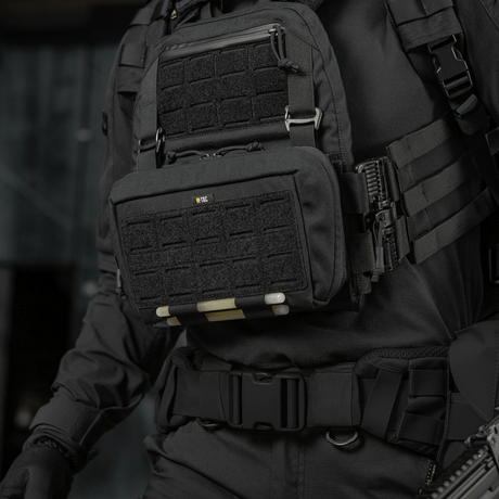 M-Tac Admin Pouch Large Elite på en taktisk väst, tillverkad av hållbart Cordura 500D, idealisk för förvaring av utrustning och diverse föremål.