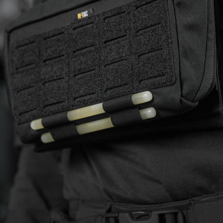 Detaljbild av M-Tac Admin Pouch Large Elite monterad på ryggsäck, tillverkad av slitstarkt Cordura 500D, med Laser Cut velcro-panel.