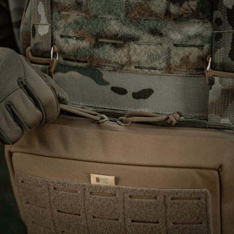 M-Tac Admin Pouch Large Elite monterad på taktisk väst i skogscamouflage, tillverkad av hållbart Cordura med fickor och dragkedja.