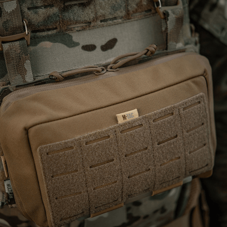 M-Tac Admin Pouch Large Elite i slitstarkt Cordura 500D, perfekt för taktisk utrustning, dokument och mer, monterad på camouflageutrustning.