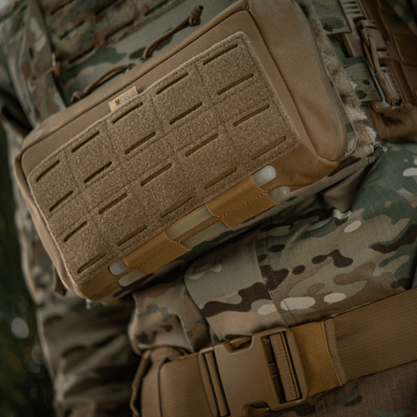 M-Tac Admin Pouch Large Elite i slitstarkt Cordura 500D monterad på taktisk utrustning. Perfekt för förvaring av dokument och prylar.