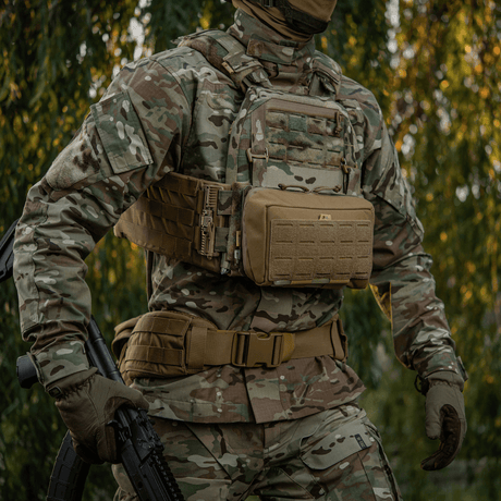M-Tac Admin Pouch Large Elite monterad på taktisk väst i skogsområde.