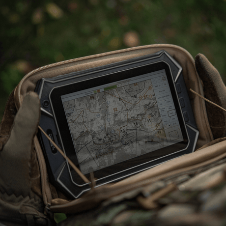 M-Tac Admin Pouch Large Elite med en surfplatta som visar en karta, förvarad i den slitstarka Cordura 500D-väskan ute i naturen.