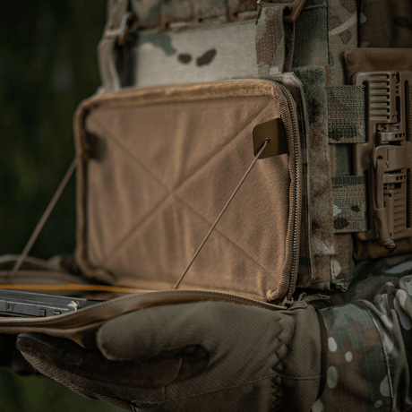 Bild av M-Tac Admin Pouch Large Elite i action, visar förvaring av taktisk utrustning i slitstarkt Cordura-material, lämplig för utomhusbruk.