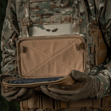 M-Tac Admin Pouch Large Elite i bruk, monterad på taktisk utrustning, perfekt för förvaring av dokument och tillbehör, tillverkad av Cordura 500D.
