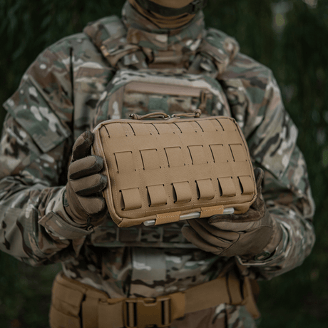 M-Tac Admin Pouch Large Elite i bruk, hålls av en person i camouflageuniform. Praktisk för taktisk utrustning, tillverkad av robust Cordura 500D.