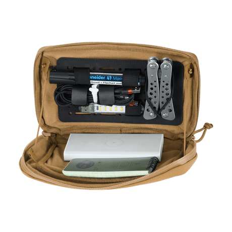 M-Tac Admin Pouch Large Elite i bruk med verktyg och utrustning, hållbar Cordura-konstruktion.
