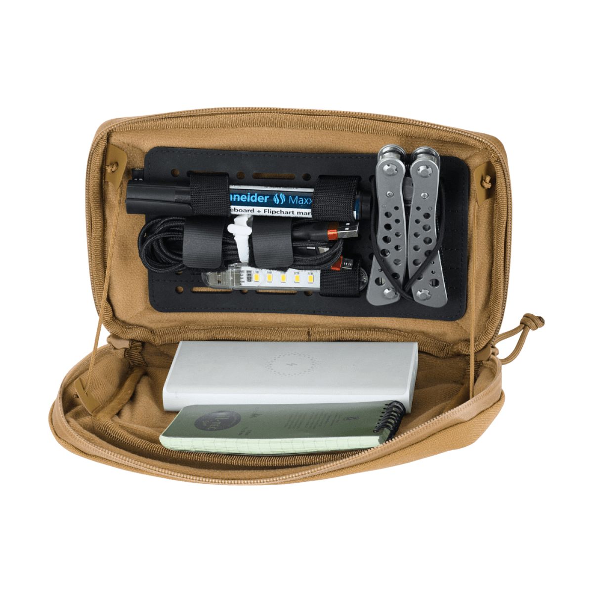 Åben M-Tac Admin Pouch Large Elite indeholder taktisk udstyr som multitool, lommelygte og dokumenter.