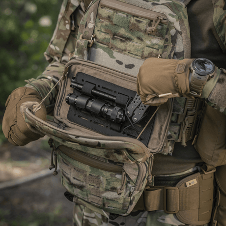 M-Tac Admin Pouch Large Elite med taktisk utrustning och modulär förvaring, designad i hållbart Cordura för militär och friluftsliv.