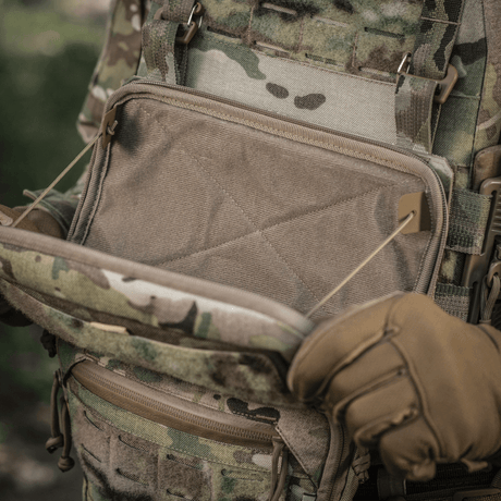 M-Tac Admin Pouch Large Elite i användning, visar rymlighet och slitstarkt Cordura 500D-material, lämplig för taktisk förvaring.