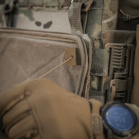 Närbild av M-Tac Admin Pouch Large Elite fäst vid taktisk utrustning med handskevänlig justerrem.