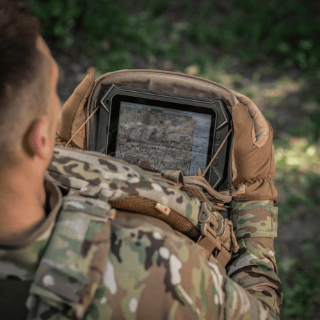 M-Tac Admin Pouch Large Elite använd av taktisk operatör för att förvara en tablet med kartdisplay.