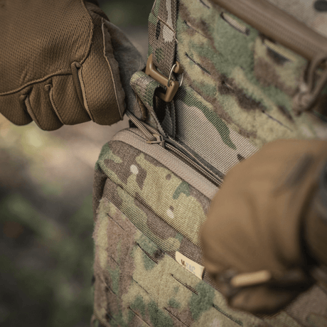 Närbild av M-Tac Admin Pouch Large Elite i användning, visar robust Cordura-material och taktisk dragkedja i naturmiljö.
