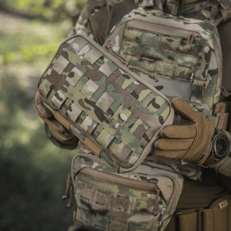 M-Tac Admin Pouch Large Elite i användning, hålls av person i taktisk utrustning, kamouflage och robust Cordura 500D-material.