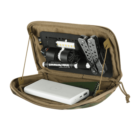 M-Tac Admin Pouch Large Elite öppen med taktisk utrustning som ficklampa, verktyg och powerbank, tillverkad av slitstarkt Cordura 500D-material.